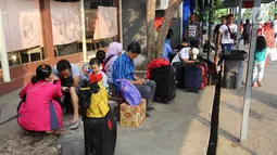 Sejumlah pemudik menunggu keberangkatan kereta di Stasiun Pasar Senen, Jakarta Pusat, Rabu (30/5). Sebagian warga lebih memilih mudik lebih awal untuk menghindari lonjakan penumpang. (Liputan6.com/Arya Manggala)