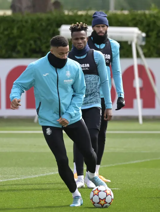Penyerang Villarreal, Arnaut Danjuma (kiri), gelandang Samuel Chukwueze dan Etienne Capoue (kanan) menghadiri sesi latihan di Ciudad deportiva Villarreal di Vila-Real (5/4/2022). Villarreal akan bertanding melawan Bayern Munchen pada leg pertama perempat final Liga Champions. (AFP/Jose Jordan)