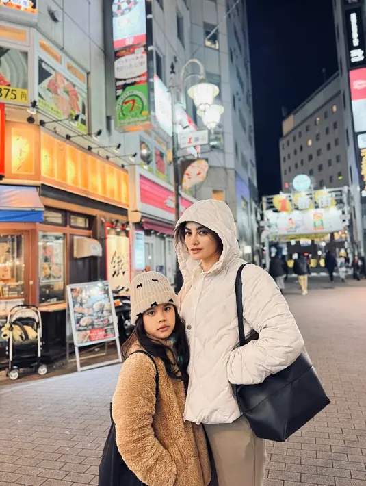 Ririn Ekawati memboyong suami dan putrinya ke Jepang untuk liburan akhir tahun. [@ririnekawati]