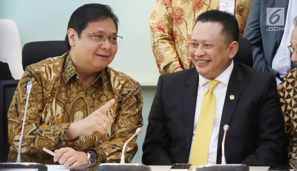 Ketum Partai Golkar Airlangga Hartarto (kiri) dan Bambang Soesatyo saat memberikan keterangan perihal ketua DPR RI kepada wartawan, Jakarta, Senin (15/1). Airlangga resmi mengumumkan Bambang Soesatyo sebagai Ketua DPR. (Liputan6.com/Angga Yuniar)