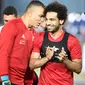 Pemain dan kiper timnas Mesir, Mohamed Salah dan Essam el-Hadary menghadiri sesi latihan terakhir timnya di Kairo, Sabtu (9/6). Salah masih dalam masa pemulihan cedera bahu yang dideritanya pada final Liga Champions akhir Mei lalu. (AFP/Khaled DESOUKI)