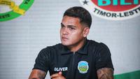 Pemain PSIS Semarang dan Timnas Timor Leste Gali Freitas saat sesi konferensi pers jelang pertandingan menghadapi Timnas Mongolia di Bali United Cafe, Rabu (4/9/2024). (Bola.com/Alit Binawan)