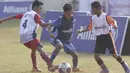Sejumlah anak mengikuti tes fisik program Allianz Explorer Camp 2019 di Lapangan PSPT Tebet, Jakarta, Sabtu (22/6). Nantinya akan ada pemenang yang diberangkatkan ke Singapura dan Munchen. (Bola.com/Vitalis Yogi Trisna)