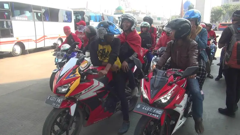 Tidak sedikit buruh yang datang dengan sepeda motor mewah berkapasitas besar 250 cc. (Liputan6.com/Moch Harun Syah)