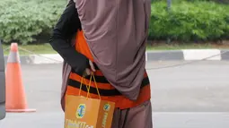 Ekspresi calon wali kota Malang 2018 Ya'qud Ananda Gudban saat tiba di Gedung KPK, Jakarta, Jumat (22/6). Ya'qud akan menandatangani perpanjangan penahanan untuk 30 hari ke depan. (Merdeka.com/Dwi Narwoko)