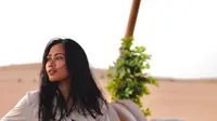 Rachel Vennya berpose di padang pasir Dubai (https://www.instagram.com/p/CPUOLaTFL8S/)