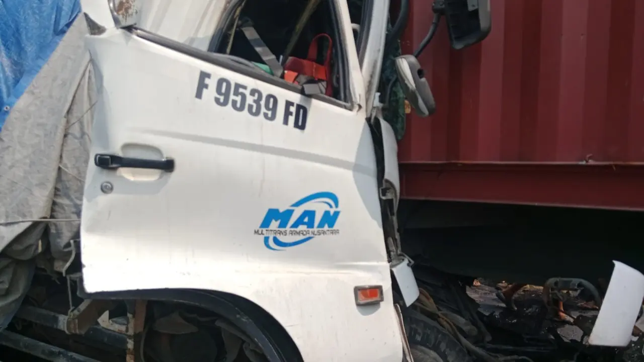 Kecelakaan beruntun yang melibatkan enam kendaraan terjadi di ruas Tol Jakarta Outer Ring Road (JORR) Kilometer 54+600 arah Cakung.