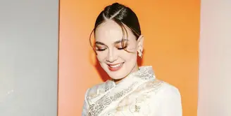 Perempuan berusia 38 tahun ini mengenakan hanbok didominasi warna gading dan keemasan membuat tampilannya elegan namun tetap glamor. (@lunamaya)