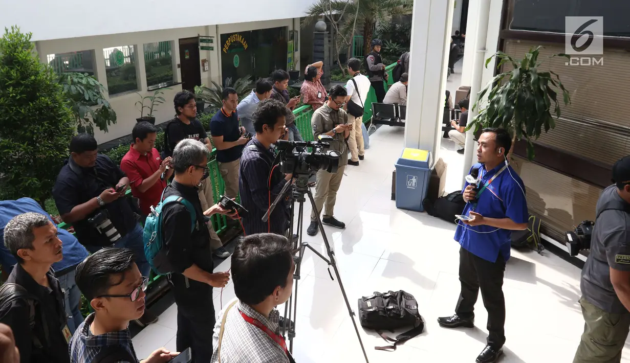 Awak media melakukan siaran di luar ruang sidang pembacaan vonis dengan terdakwa terorisme, Aman Abdurrahman di PN Jakarta Selatan, Jumat (22/6). Sidang pembacaan vonis Aman Abdurrahman kali ini tertutup bagi para awak media. (Liputan6.com/Angga Yuniar)