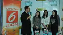 Sejumlah penonton diwawancarai usai acara nonton bareng di Blitzmegaplex Central Park, Jakarta, Minggu (8/11/2015). Nonton bersama Pindy Mint Frez menyajikan kegiatan menarik, seperti doorprize dan photobooth. (Liputan6.com/Panji Diksana)