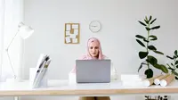 Ilustrasi Islami, muslimah, belajar, hadis. (Foto oleh Artem Podrez: https://www.pexels.com/id-id/foto/wanita-berhijab-putih-menggunakan-macbook-5125241/)