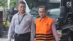 Pengacara Agus Wiratno dikawal petugas saat tiba untuk menjalani pemeriksaan perdana pasca terjaring OTT di gedung KPK, Jakarta, Rabu (21/3). Agus diduga melakukan suap terhadap ketua majelis hakim Wahyu Widya Nurfitri. (Merdeka.com/Dwi Narwoko)