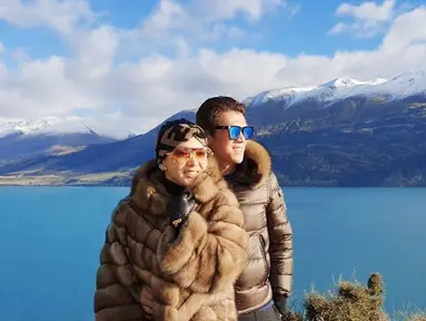 Syahrini dan Reino mengunjungi Lake Wakatipu sebagai salah satu lokasi untuk berlibur. Keduanya pun kompak menggunakan pakaian berwarna coklat. (Liputan6.com/IG/@princessyahrini)