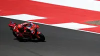 Aksi Marc Marquez di MotoGP 2025 Mandalika (AFP/Sonny Tumbelaka)