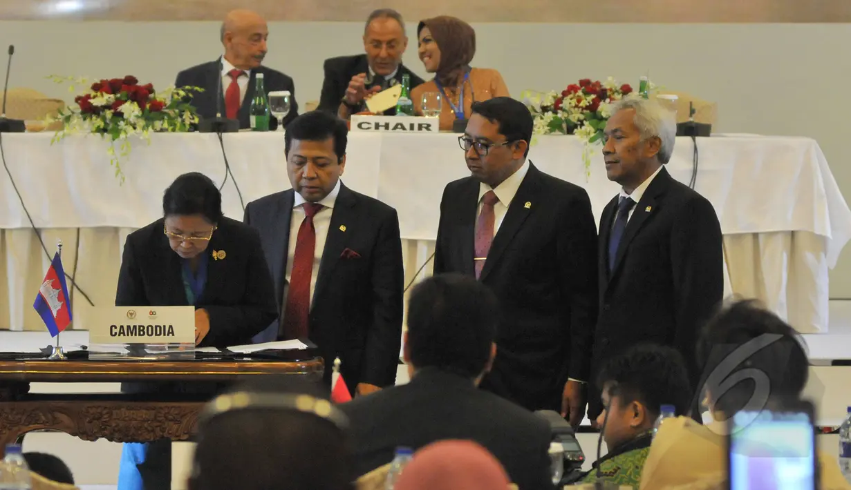 Ketua DPR Setya Novanto (kedua kiri) bersama dua pimpinan DPR menyaksikan penandatangan oleh delegasi parlemen dari Kamboja dalam Konferensi Parlemen Asia-Afrika, Jakarta, Kamis (23/04/2015). (Liputan6.com/Andrian M Tunay)