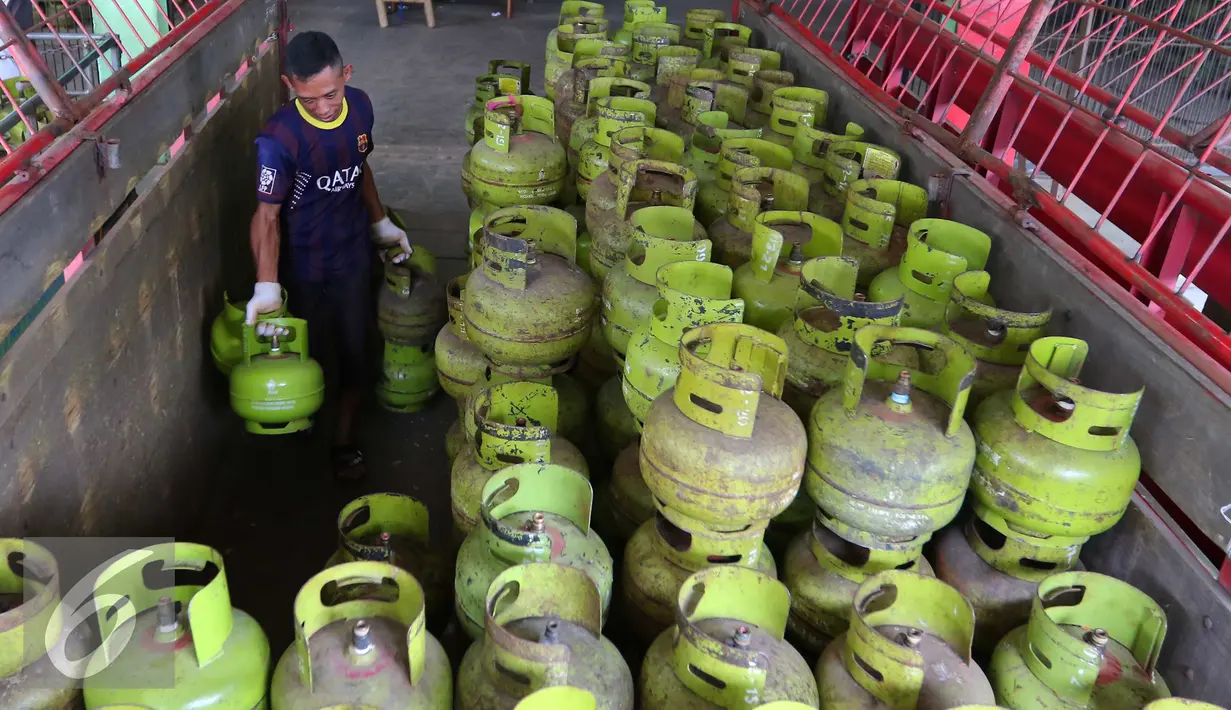 Pekerja memasukkan tabung gas LPG 3 kg ke dalam truk, Jakarta, Kamis (30/6). Kementerian ESDM memastikan tidak akan menaikan harga gas LPG 3 kg. (Liputan6.com/Angga Yuniar)