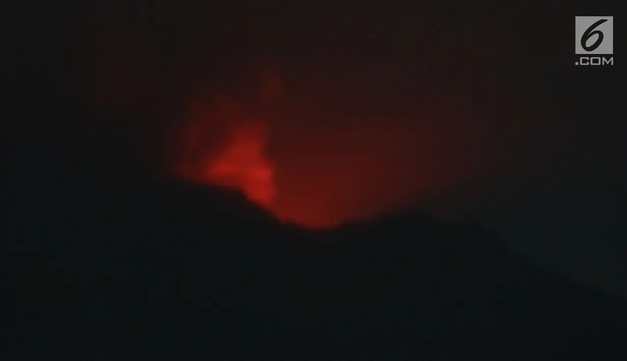 Sinar api menyala terang di puncak kawah Gunung Agung, di Karangasem, Bali, Minggu (26/11). Usai meletus pada Sabtu malam, 25 November 2017, Gunung Agung sempat mengeluarkan sinar merah yang disebut lava. (Liputan6.com/Andi Jatmiko)