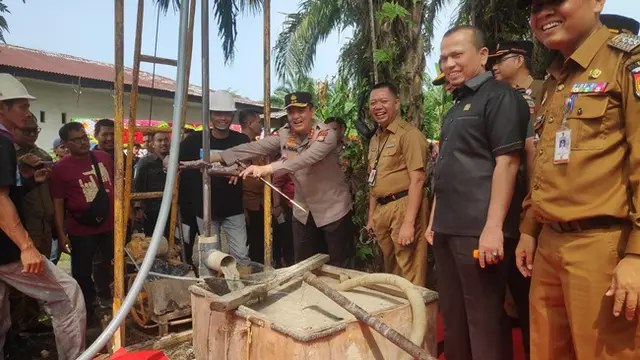 Kapolda Riau Irjen Mohammad Iqbal mencoba sumur bor yang diserahkan kepada masyarakat Pekanbaru untuk memenuhi kebutuhan air bersih.