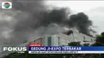 Kobaran api juga sempat membuat panik para pekerja yang sedang melakukan perbaikan di lantai tujuh Gedung Niaga.