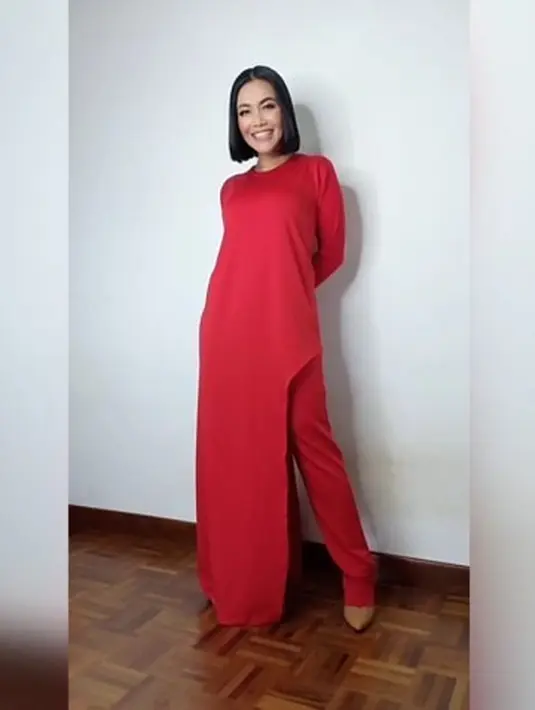 “Ada Reihana, Shakira, Aisyah, Fatimah… Akhirnya kami sepakat di Shakira, artinya juga baik yakni grateful atau penuh syukur,” jelas Denada. (Instagram/denadaindonesia)