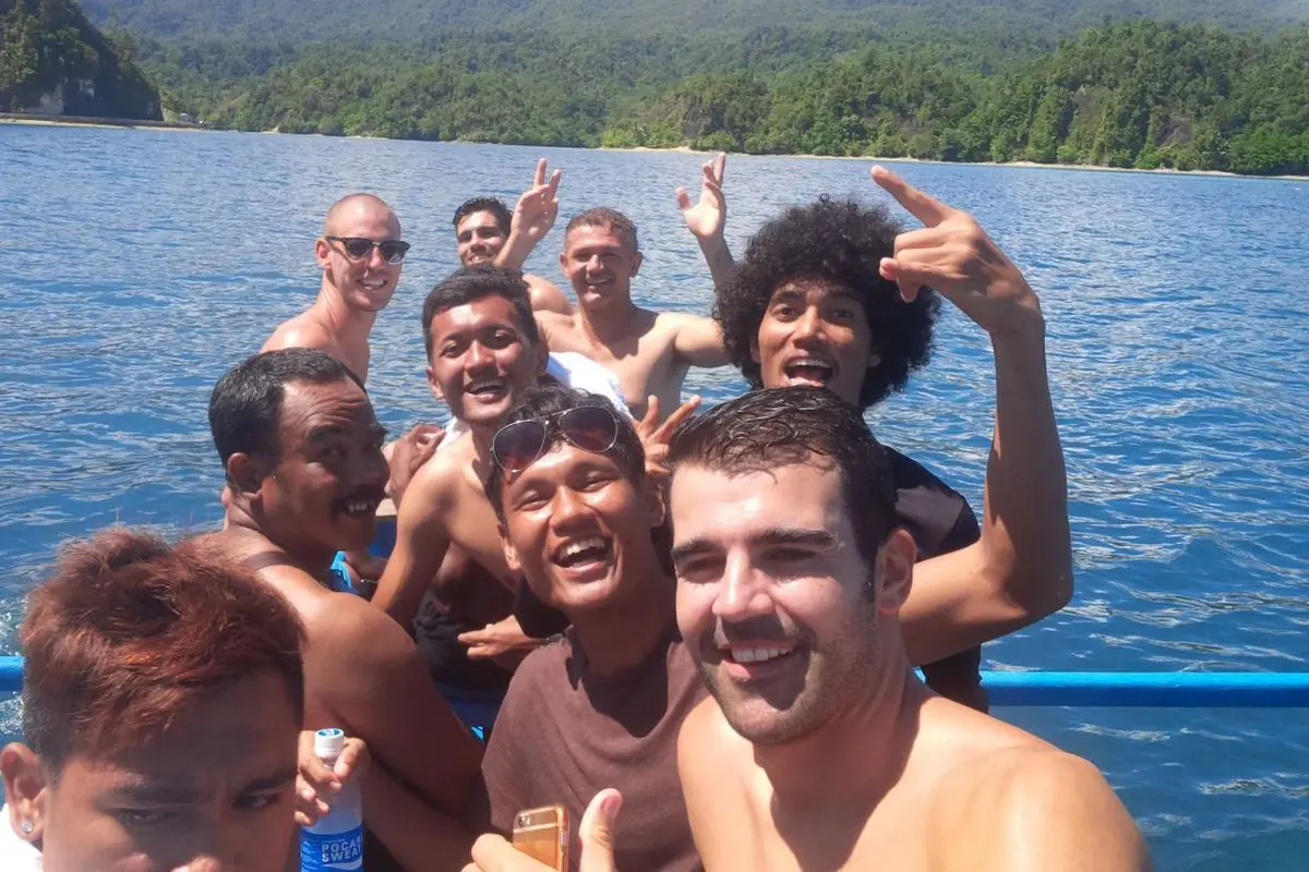 Para pemain Madura United tampak menikmati suasana pantai di Kepulauan Yapen. (Bola.com/Istimewa/Fahrizal Arnas) 