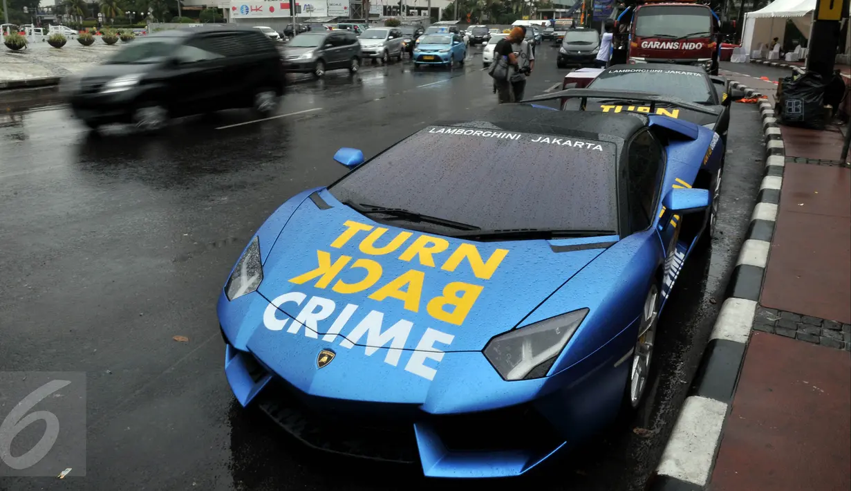 Dua Lamborghini terparkir di kawasan Bundaran HI saat Car Free day, Jakarta, Minggu  (29/11/2015). Dua Lamboghini ini sengaja parkir untuk kampanye memerangi kejahatan karena di Ibukota. (Liputan6.com/Johan Tallo)