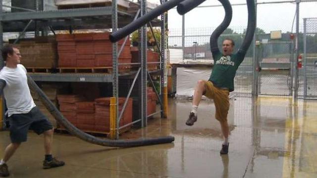 Tingkah konyol lelaki (sumber: Ground Zero)