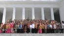 Di depan Istana Merdeka, Jokowi, Ahok, dan para pegawai pemerintah provinsi DKI Jakarta foto bersama, (22/10/14). (Liputan6.com/Herman Zakharia)