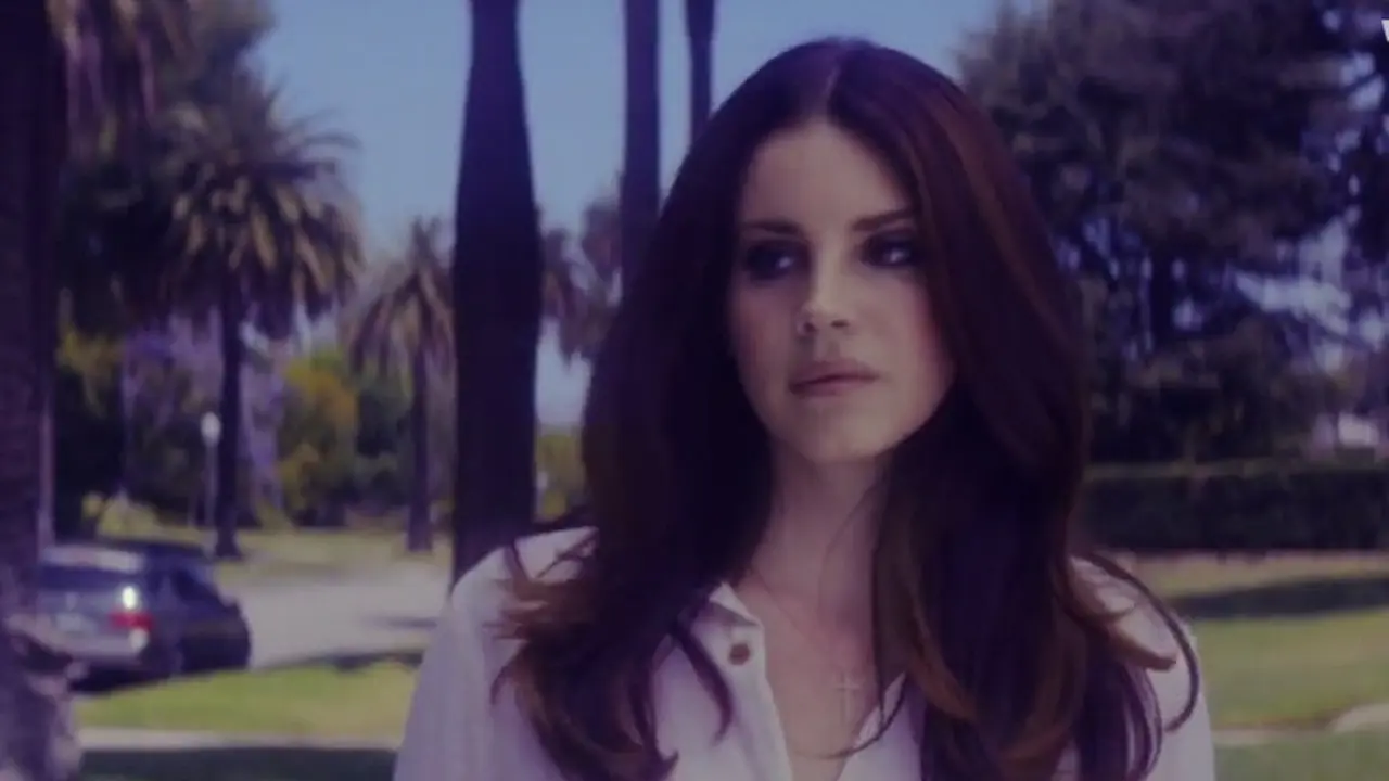 Lana Del Rey Tunjukkan Pesona dalam Videoklip Terbaru