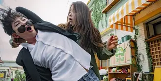 Kebersamaan Yoo Philip (Park Shi Hoo dan Ji Eun Soon (Song Ji Hyo) dalam drama Lovely Horribly memang bikin gemas. (Soompi)