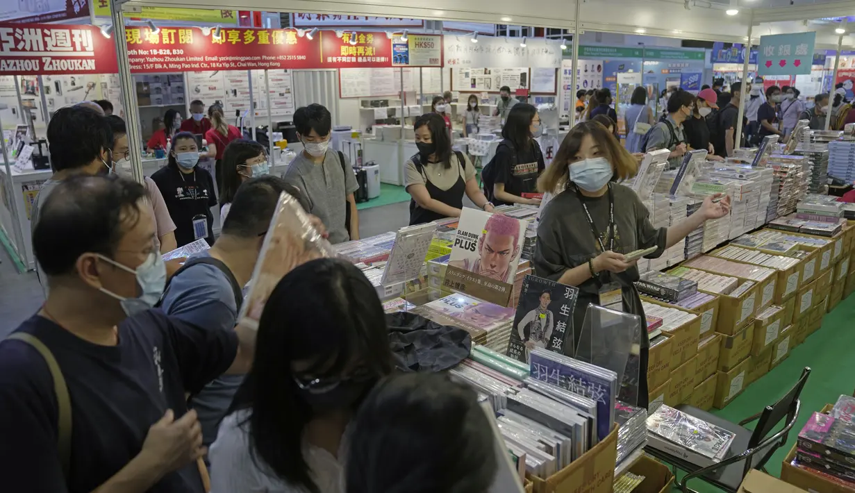 Buku-buku Jepang dipajang di stan selama pameran buku tahunan di Hong Kong, Rabu (20/7/2022). Pameran Buku Hong Kong akan diadakan pada 20-26 Juli. (AP Photo/Kin Cheung)