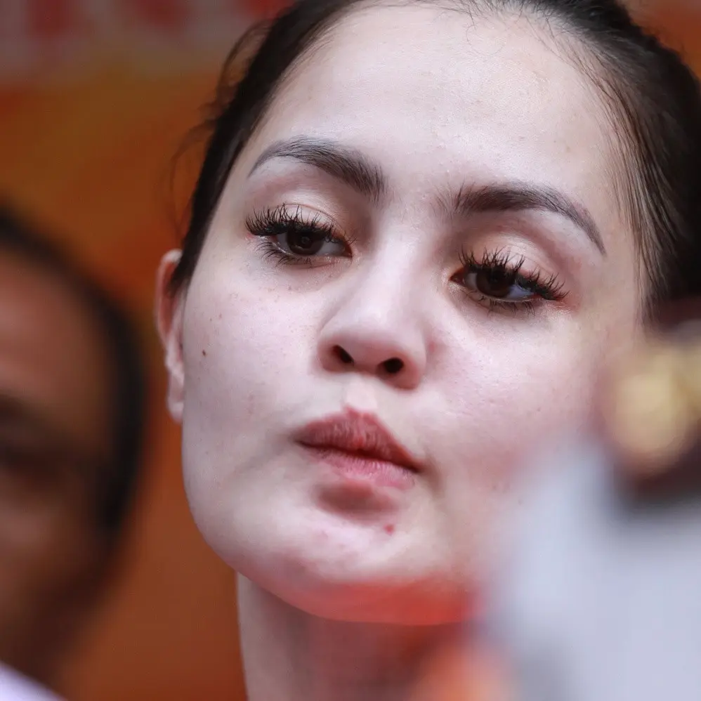 Wajah putih Jennifer Dunn itu tetap terlihat merona seperti menggunakan make up tipis. Begitu juga dengan bulu matanya yang tetap terlihat lentik seperti biasanya. (Adrian Puta/Bintang.com)