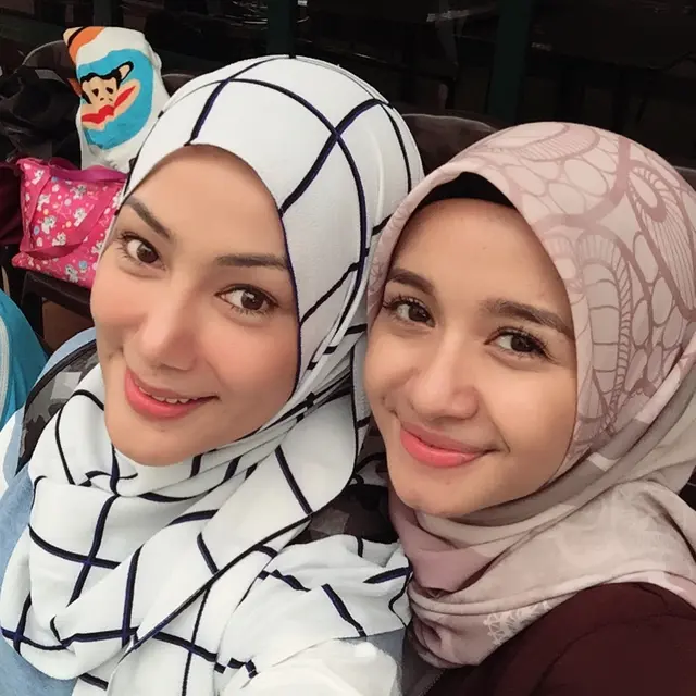 6 Potret Keakraban Laudya Cynthia dengan Mantan Istri Emran, Kompak