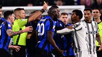 Laga panas tersaji saat Juventus bentrok dengan Inter Milan pada laga leg pertama semifinal Coppa Italia 2022/2023 di Allianz Stadium, Turin, Rabu (5/4/2023) dini hari WIB. Dalam laga yang berkseudahan 1-1, tiga kartu merah keluar dari saku wasit Davide Massa di penghujung laga, dua untuk kubu Inter Milan Romelu Lukaku dan kiper Samir Handanovic, serta untuk Juan Cuadrado di kubu Juventus. Juventus unggul terlebih dahulu lewat gol Juan Cuadrado pada menit ke-83. Namun kemenangan yang sudah di depan mata akhirnya buyar oleh gol telat Romelu Lukaku via eksekusi penalti di masa injury time. (AFP/Marco Bertorello)