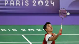 Anthony Sinisuka Ginting berhasil memetik kemenangan pada penampilan perdana di bulu tangkis Olimpiade 2024. (Arun SANKAR/AFP)