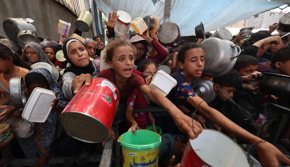 Organisasi hak asasi manusia Amnesty International pada 18 Agustus 2025 menuduh Israel menerapkan kebijakan sengaja untuk menyebabkan kelaparan di Gaza. (Eyad BABA/AFP)