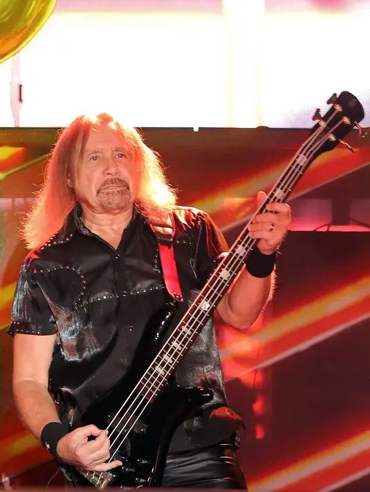 Basis Judas Priest Ian Hill beraksi di atas panggung selama konser perdana di Allianz Eco Park Ancol, Jakarta Utara, Jumat (7/12). Konser bertajuk "Firepower Tour" ini, Judas Priest membuka penampilan dengan lagu "Firepower". (Fimela.com/Bambang E. Ros)