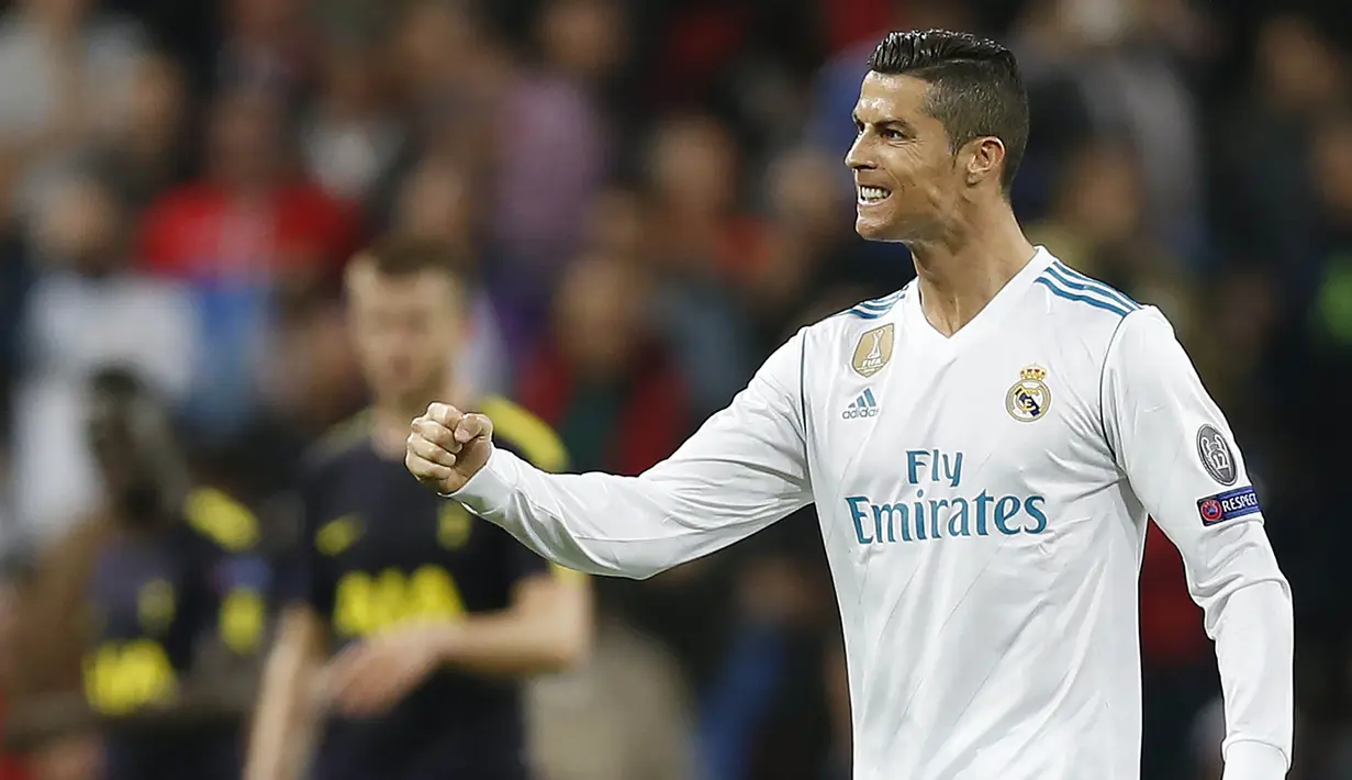 Bintang Real Madrid, Cristiano Ronaldo, merayakan gol ke gawang Tottenham pada laga Liga Champions di Stadion Santiago Bernabeu, Madrid, Selasa (17/10/2017). Kedua klub bermain imbang 1-1. (AP/Fransisco Seco)