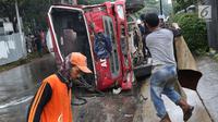 Sebuah truk molen terguling di Jalan Raya Lenteng Agung Barat, Jakarta, Kamis (26/4). Akibat kecelakaan tersebut arus lalu lintas terpaksa dialihkan. (Liputan6.con/Immanuel Antonius)