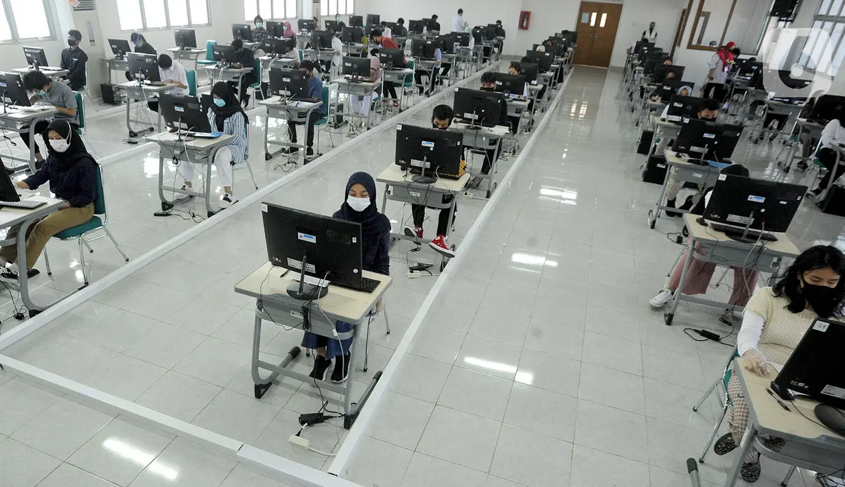 Suasana Ujian Tulis Berbasis Komputer (UTBK) gelombang pertama di Kampus Fakultas Teknik UPN Veteran Jakarta, Cinere, Depok, Jawa Barat, Minggu (5/7/2020). UTBK 2020 salah satu syarat bagi calon mahasiswa yang mendaftar melalui SBMPTN. (merdeka.com/Arie Basuki)