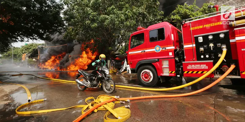 Kebakaran Kampung Bandan, Warga Saling Bantu Evakuasi Barang Berharga