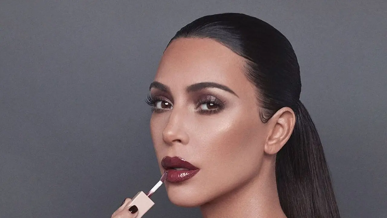 Kim Kardashian Ciptakan Tren Makeup Glamor untuk Akhir Tahun