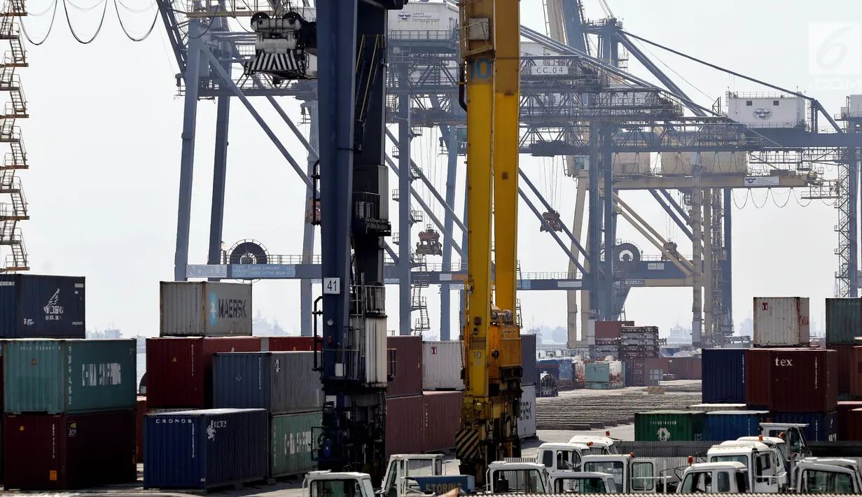 Suasana bongkar muat di Jakarta International Countainer Terminal (JICT) di Tanjung Priok, Jakarta, Kamis (3/8). Suasana sepi ini disebabkan Aksi Mogok kerja ratusan Pekerja PT Jakarta International Countainer Terminal (JICT). (Liputan6.com/Johan Tallo)