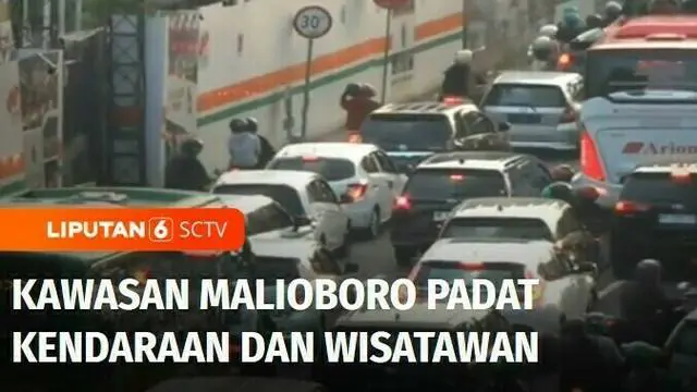 Libur panjang akhir pekan, kawasan Malioboro, Yogyakarta, dipadati wisatawan. Keramaian wisatawan membuat jalan di sepanjang Malioboro macet.