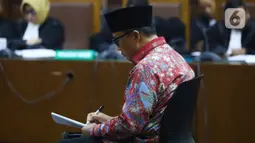 Mantan Menteri Pemuda dan Olahraga (Menpora) Imam Nahrawi menjalani sidang dakwaan kasus suap dana hibah KONI di Pengadilan Tipikor, Jakarta, Jumat (14/2/2020). Imam didakwa menerima suap sebagai pemulus pencairan dana hibah pemerintah terhadap KONI. (Liputan6.com/Angga Yuniar)