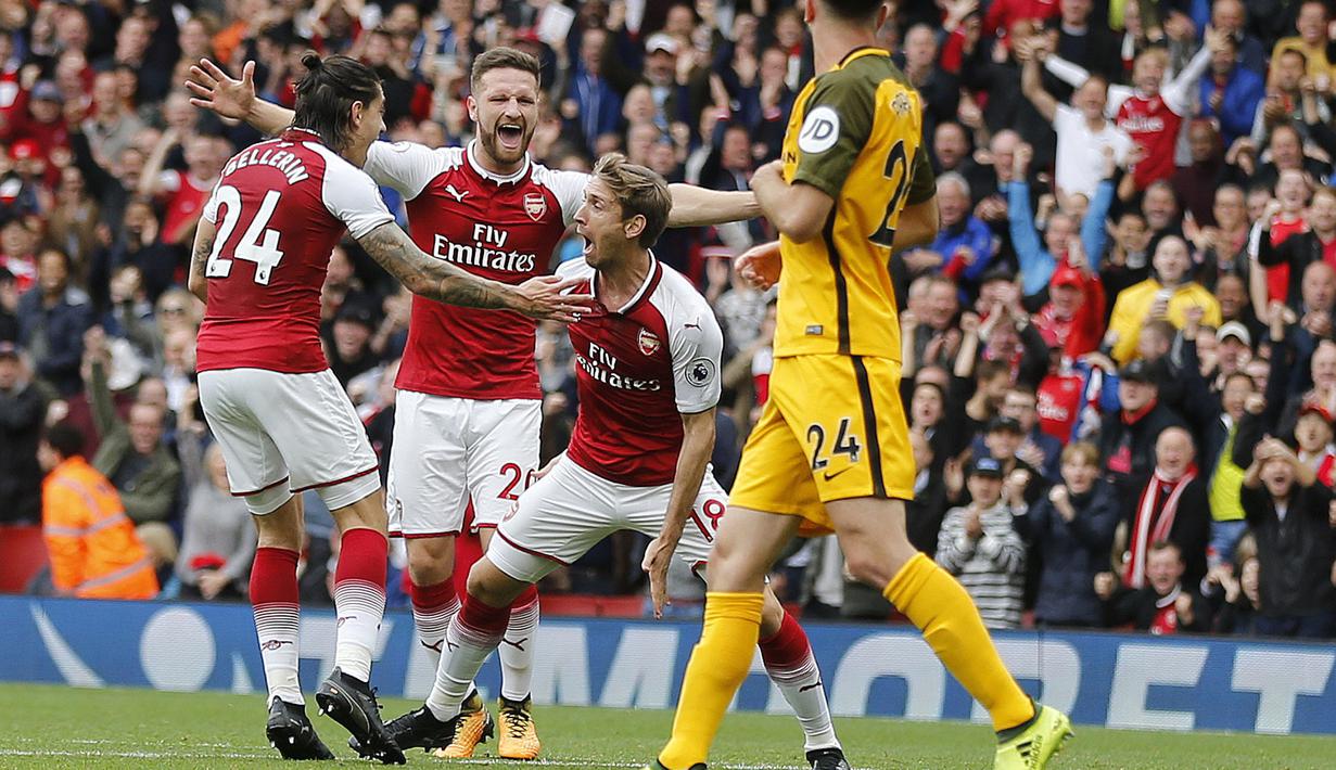 Para pemain Arsenal merayakan gol Nacho Monreal (2kanan) saat melawan Brighton & Hove Albion pada lanjutan Premier League di Emirates Stadium, London, (1/10/2017). Arsenal menang 2-0.(AP/Frank Augstein)