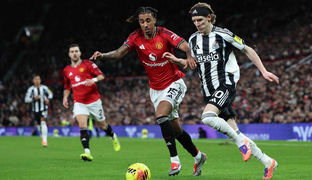 Kemenangan ini mengantar Setan Merah kembali menembus posisi lima besar klasemen Liga Inggris2025-2026. Tampak dalam foto, gelandang Inggris Newcastle United, Anthony Gordon (kanan) berebut bola dengan bek Prancis Manchester United, Leny Yoro (tengah) pada lanjutan Liga Primer Inggris di Stadion Old Trafford, pada 26 Desember 2025 waktu setempat atau Sabtu (27/12/2025) dini hari WIB. (Darren Staples/AFP)