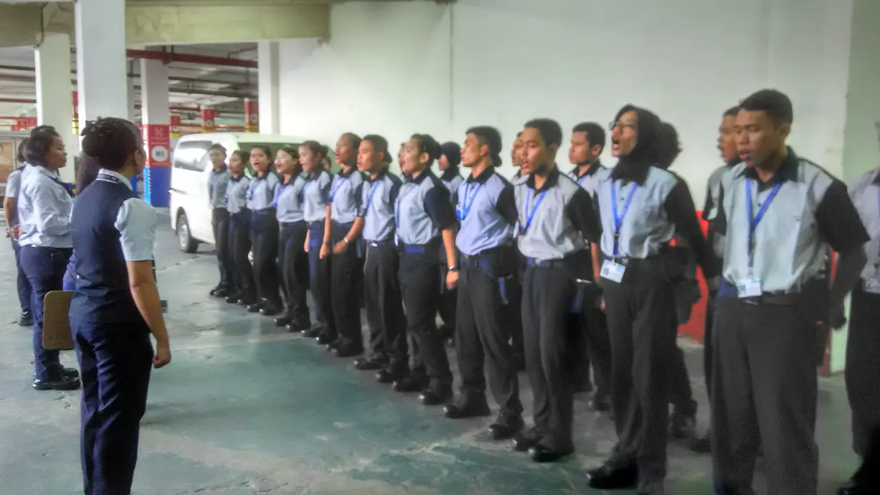 Pekerja ISS Indonesia sedang mendapatkan briefing (Foto: Arthur Gideon)