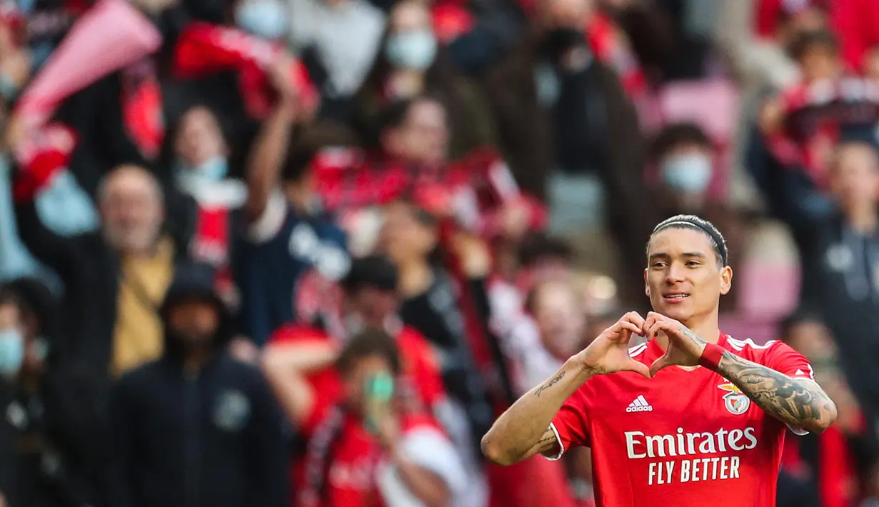 Penyerang Benfica, Darwin Nunez berselebrasi usai mencetak gol ke gawang Belenenses SAD pada pertandingan Liga Portugal di stadion Luz di Lisbon pada 9 April 2022. Liverpool tak mencantumkan resmi nilai transaksi ini, tapi media-media Inggris merinci bahwa biaya uang mukanya mencapai 64 juta paun. (AFP/Carlos Costa)