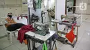 Penjahit tertidur di Pasar Mayestik, Jakarta, Selasa (11/5/2021). Menjelang Lebaran, pesanan jahitan turun sebesar 50 persen akibat pandemi COVID-19 serta larangan pemerintah terkait mudik luar kota dan mudik lokal. (Liputan6.com/Faizal Fanani)
